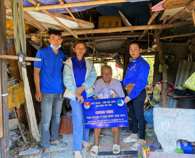 Đoàn Thị trấn Tri Tôn thực hiện chương trình "Tình Nguyện Vì Cộng Đồng"