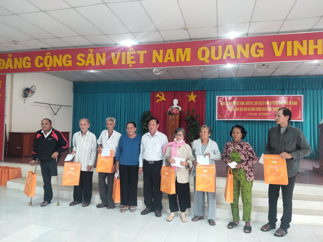 Đ/c Nguyễn Tiếc Hùng, Uỷ viên Ban thường vụ Chủ tịch UB.MTTQVN tỉnh An Giang tặng quà cho gia đình chính sách, thương binh liệt sĩ