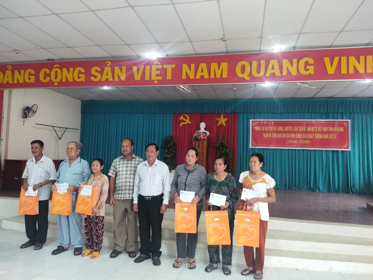 Đ/c Nguyễn Tiếc Hùng, Uỷ viên Ban thường vụ Chủ tịch UB.MTTQVN tỉnh An Giang tặng quà cho gia đình chính sách, thương binh liệt sĩ