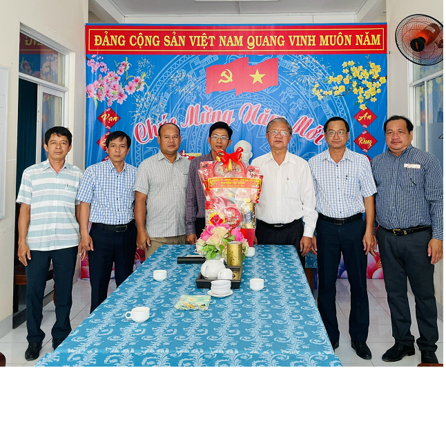 Đ/c Cao Quang Liêm - BT. Huyện Uỷ - CT.HĐND huyện thăm chúc Tết